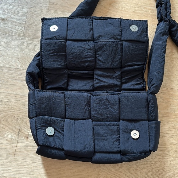 Black Quilted Puffer Crossbody Bag Puffy - Picture 2 of 4